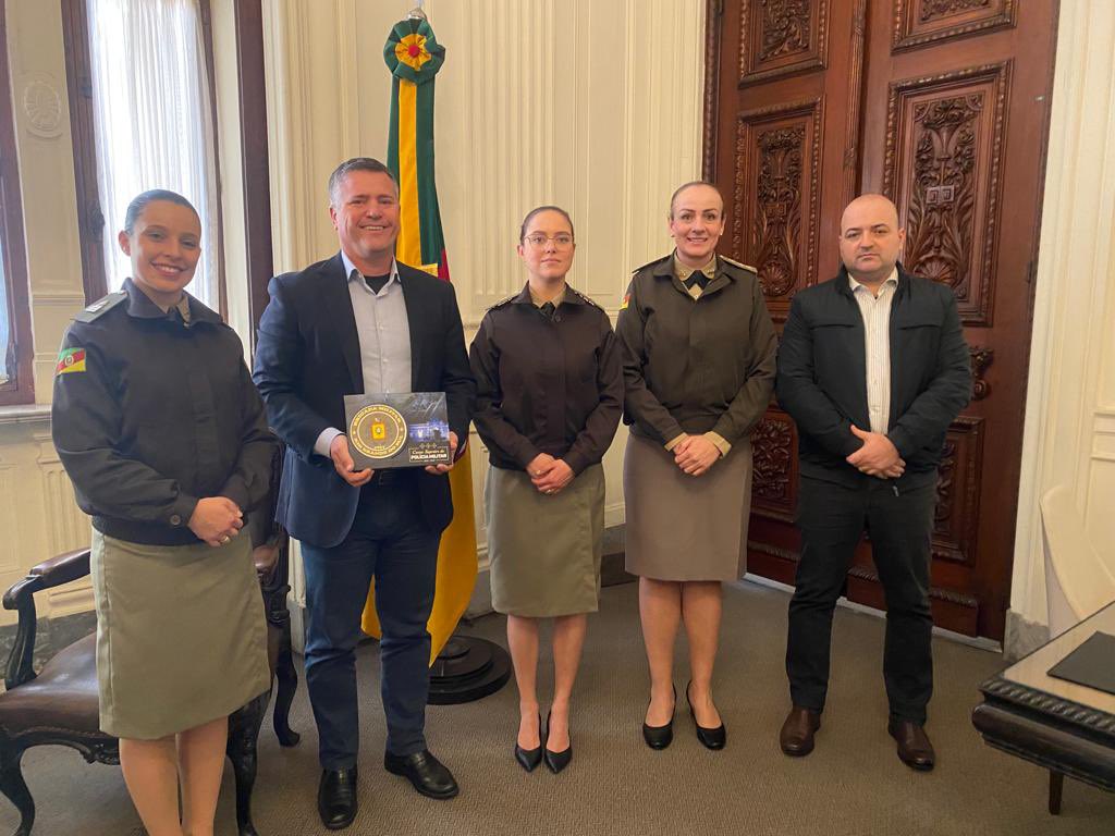 Na tarde desta segunda-feira (4/7), na Casa Militar, recebi o convite da formatura do Curso Superior de Polícia Militar (CSPM) da Brigada Militar.
