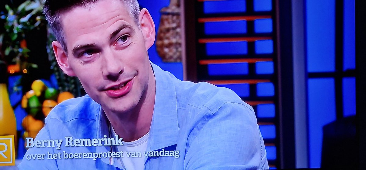 Wat een valse blik heeft die Henk Bleker👇. 

En dat hij niet met Johan Remkes wil praten, is pure boerenmennerij. Bleker is verre van constructief. Maar wat verwacht je anders van een narcist die lid is van Forum...

Ik voel veel meer sympathie voor boer Berny Remerink.  #renze