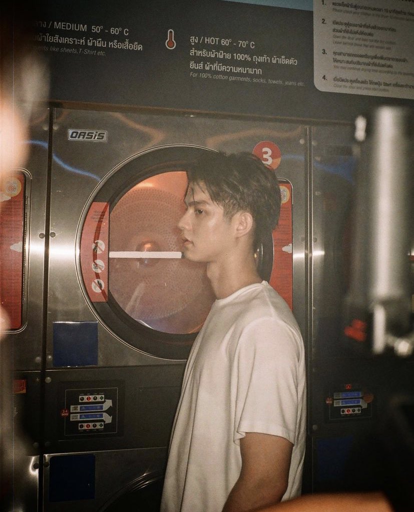 bbright_Diary's tweet photo. ❝คงไม่มีใครมาบอกว่าคุณอยู่ในวงการบันเทิงนะ หรือต้องออกไปจากวงการบันเทิงนะ ใครจะเข้าจะออกก็ได้ มันก็คืองานประเภทหนึ่งเหมือนฟรีแลนซ์แขนงหนึ่ง อยู่ที่เรารับงานหรือเปล่า อย่างตอนนี้ถ้าผมไม่ได้เป็นนักแสดง ผมมีเวลาก็อาจไปรับถ่ายรูปก็ได้❞

••วชิรวิชญ์  ชีวอารี✨👑••

#bbrightvc https://t.co/PHJqTw3fTt