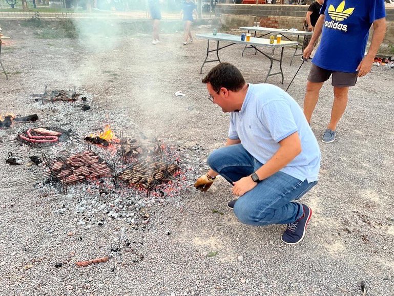 AdrianCasabo's tweet photo. 🔥🥩En Vila-real no hay fiestas sin #xulla Disfrutando junto a los vecinos del barrio El Progreso que celebran estos días sus fiestas. #ElVila_realDeTots😉 https://t.co/A05zONGC9g