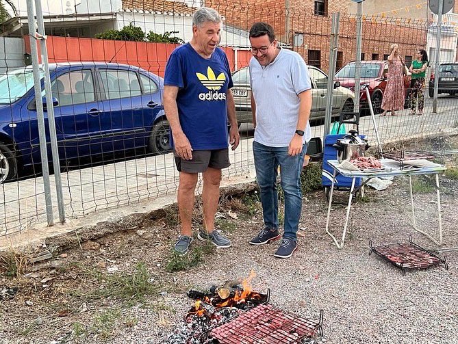 AdrianCasabo's tweet photo. 🔥🥩En Vila-real no hay fiestas sin #xulla Disfrutando junto a los vecinos del barrio El Progreso que celebran estos días sus fiestas. #ElVila_realDeTots😉 https://t.co/A05zONGC9g
