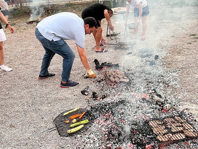 AdrianCasabo's tweet photo. 🔥🥩En Vila-real no hay fiestas sin #xulla Disfrutando junto a los vecinos del barrio El Progreso que celebran estos días sus fiestas. #ElVila_realDeTots😉 https://t.co/A05zONGC9g