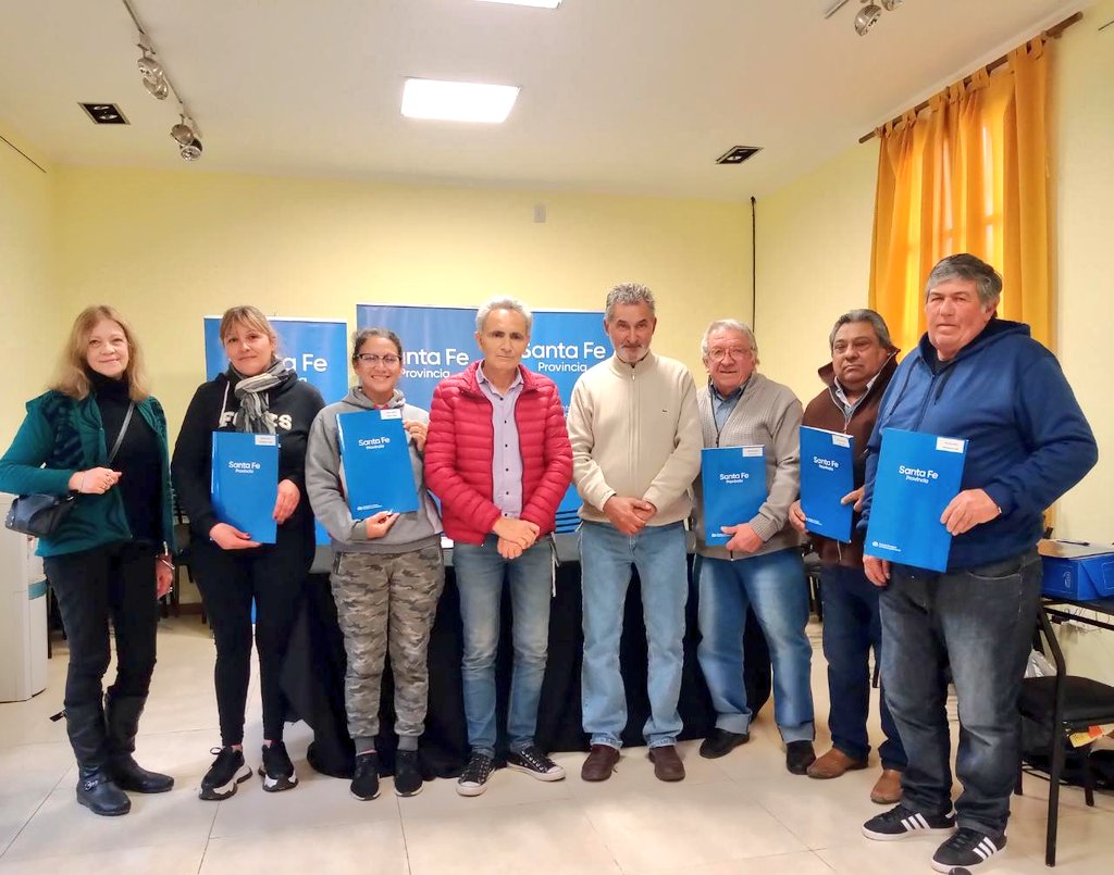 obras_desantafe's tweet photo. 🏠✍️ Viviendas y Escrituras 

El secretario de Habitat @ZorzonTITI y el equipo de la Dirección Provincial de Vivienda y Urbanismo, inauguraron unidades habitacionales a través de #LotePropio en #Calchaquí,  #Emilia #Nelson donde además se entregaron escrituras a los propietarios https://t.co/jXKRFCXWhS