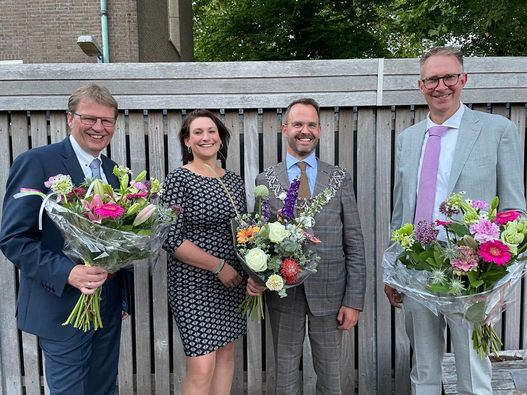 De gemeente Lopik heeft een nieuw college. <a href="/GraafLau/">LaurensdeGraaf</a> @JanVente en Gerrit Spelt succes! Ik zie uit naar de samenwerking <a href="/GemLopik/">Gemeente Lopik</a>