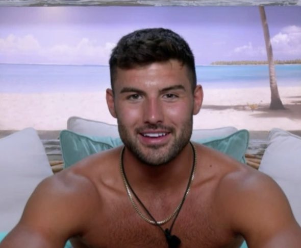eeberdd's tweet photo. who i thought dami was gonna be in casa amor vs who he actually is #LoveIsland #LoveIslandUK https://t.co/mlGQGEjHcv