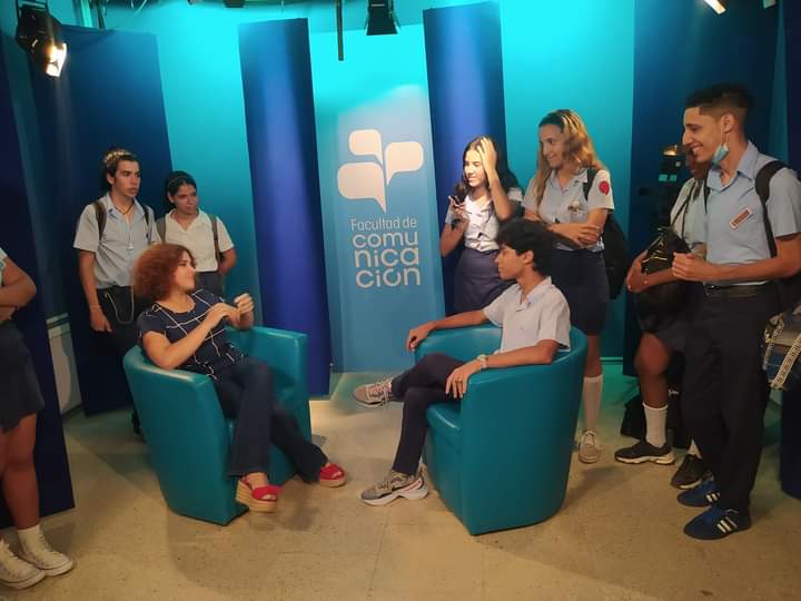 UdeLaHabana's tweet photo. En la tarde de hoy los estudiantes de Colegio Universitario de 12 Grado de Periodismo realizaron una visita a la @fcomUH, donde tuvieron un intercambio con estudiantes y profesores de la carrera y visitaron los estudios de @NexosMultimedia.

#SomosUH #OrgulloUH #295UH #SomosFCOM https://t.co/Al8SaL0hxV