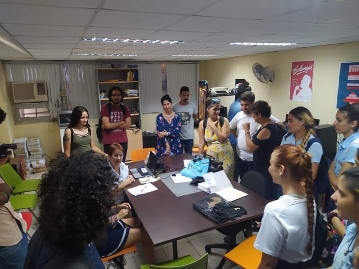 UdeLaHabana's tweet photo. En la tarde de hoy los estudiantes de Colegio Universitario de 12 Grado de Periodismo realizaron una visita a la @fcomUH, donde tuvieron un intercambio con estudiantes y profesores de la carrera y visitaron los estudios de @NexosMultimedia.

#SomosUH #OrgulloUH #295UH #SomosFCOM https://t.co/Al8SaL0hxV