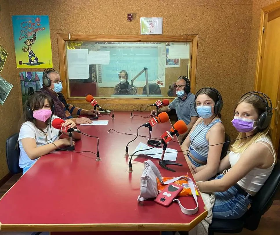 AlzheimerBierzo's tweet photo. 🎙Os dejamos los últimos programas de #radio #ECODEVOZ. ¡Puedes escucharlos aquí!:
"#INFLUENCERS" Programa #intergeneracional.
👉https://t.co/MWMNJlaJjv
”#LANOCHEDESANJUAN"
👉https://t.co/8XN7JWmEUh
La #voz de la #experiencia
📻Los Jueves de 18 a 19 h en @radiocima1 107.8 FM. https://t.co/d5vi3qW3YI