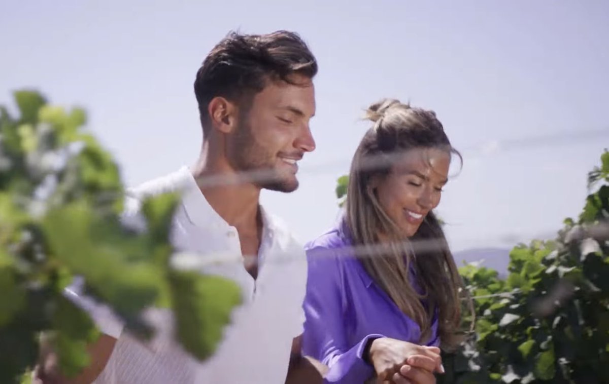 bwloveisland's tweet photo. Someone needs to remind Davide this is not a lads holiday and his wife is coming back in 2 days #LoveIsland https://t.co/uAadvM1NKR