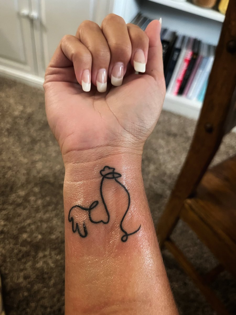 MandaArt80's tweet photo. I did a thing this weekend…
•
If you want to know the story behind it, let me know!
•
#rooster #bucketlist #tattoo https://t.co/CWDHFd6ufd