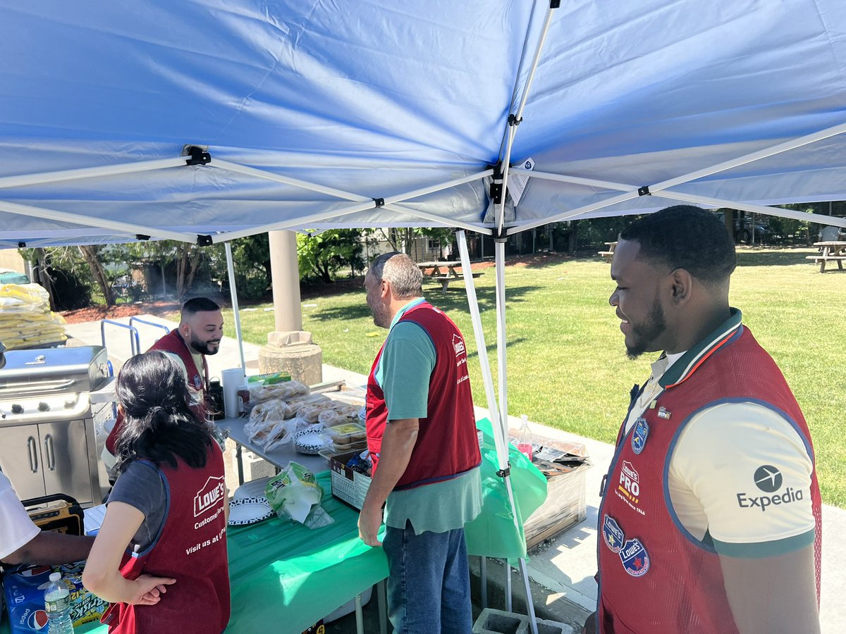 ShannonPRO1583's tweet photo. Happy 4th everyone!! From our house #lowes1583 to yours ! #ProAllDayEveryday #lowesStatenIsland @Mathieupowell24 @NanaK40749055 @danakwaku @MikeSalagovich @Javi3rD @michaelO1366 @erick_marrero11 @JoseSwayzeSoto @MichaelHans1980 https://t.co/ohRzT4owDh
