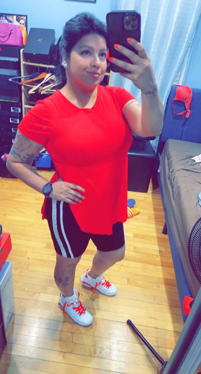SueHappy3's tweet photo. 🤷🏻♀️ #KOTD Have a safe day everyone. #retrosix #redoreo #sneakeraddict https://t.co/9aOEdQLihK