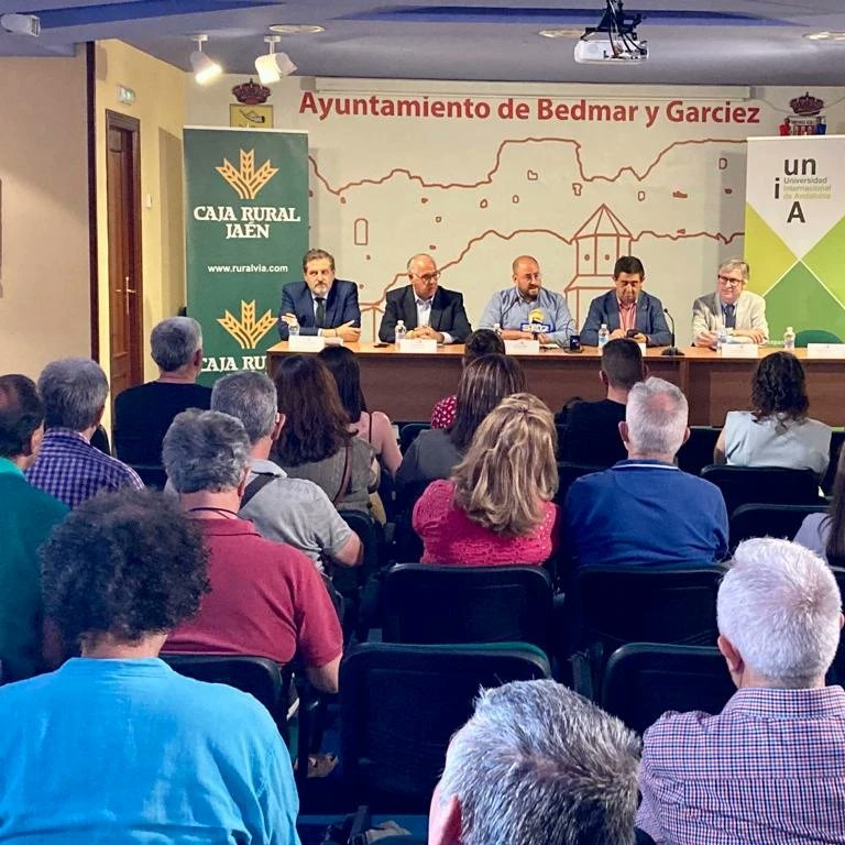 Jesus_Estrella's tweet photo. En la inauguración del Curso sobre #Arqueología del #Cuaternario en #Bedmar, cuya riqueza arqueológica y patrimonial es ejemplo de cómo la #Cultura sirve al desarrollo de los Municipios, crea oportunidades y fija la población y para ello cuenta con la complicidad de @culturaand. https://t.co/TgN4vxKQOB