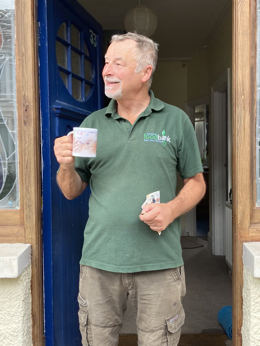 ClwydPrimary's tweet photo. A very pleased customer on his delivery of our Langland Bay mugs. Thank you so much for your order 🤗 #PrimEnt22 https://t.co/gNEnkhnrIV