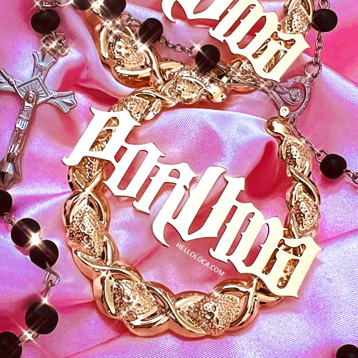 shophelloloca's tweet photo. JUST ADDED💖 the "POR VIDA" hoop earrings looking STUNNING 🔥💁🏼‍♀️ beautiful statement piece for your jewelry collection homegirl! 💋https://t.co/wLbmLHvw56 https://t.co/D91kELINnr