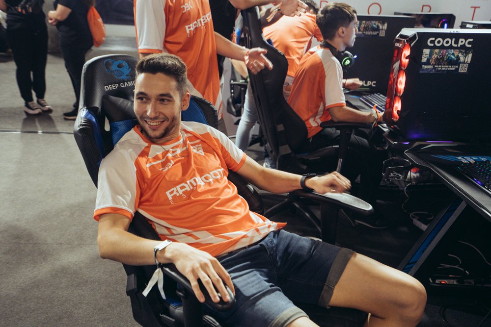 RambootClub's tweet photo. Durante esta @DreamHackSpain pudimos disfrutar a tope con los mejores periféricos y los mejores componentes gracias a @COOLMODcom y @DeepGaming_ES 🥵

También tuvimos la ocasión de probar un juegazo en desarrollo: @WarDeFi_Es 

🧡Gracias por acompañarnos🧡 https://t.co/x6dfZV9Hhb