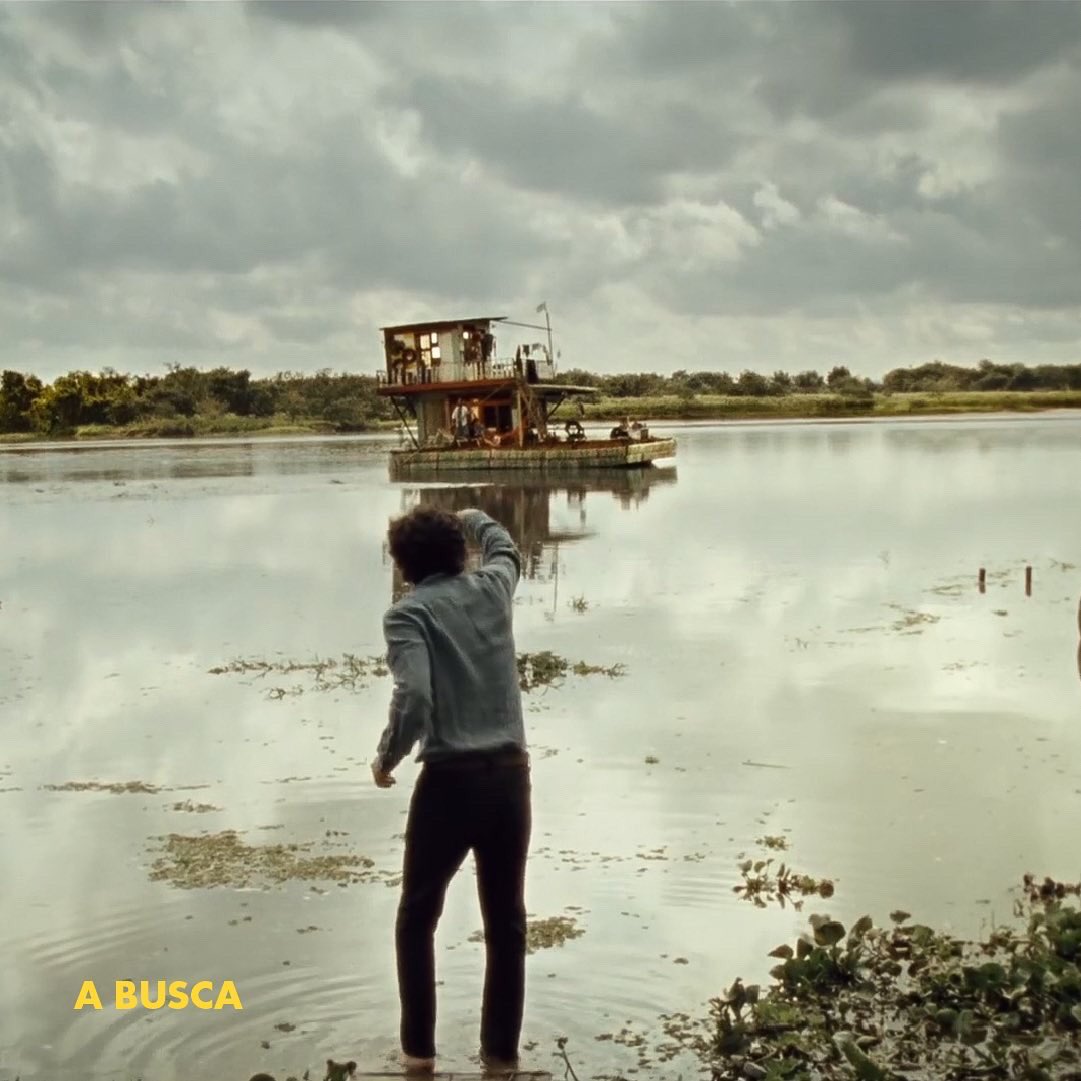 “A busca”
🇧🇷 (2012)

🎥 Este drama estilo road movie retrata la desesperación de Theo mientras sigue el rastro de su fugitivo hijo adolescente. En el camino, irá reencontrándose con su propia identidad como padre, hijo y hombre.