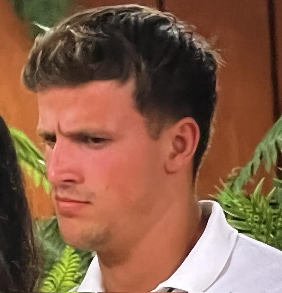 okma1e's tweet photo. Luca being the only one sleeping alone n the only one Damis calling out ??  #LoveIsland https://t.co/L5DeXhd4XH