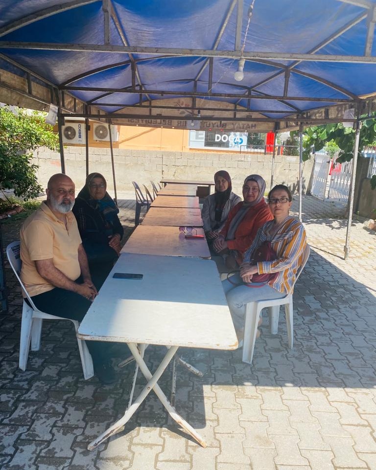 Kadın kolları.teskilat başkanımız Sevgi TUMLUER ve yönetim kurulu üyeleri ilr birlikte Önceki Dönem Yönetim Kurulu Üyelerimizden Nuri GÜNAL Kardeşimizin Babaannesi 
Munise GÜNAL için Taziye ziyaretinde bulunduk.