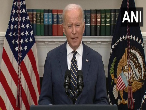 ani_digital's tweet photo. Biden expresses shock over 'senseless' Illinois shooting at July 4 parade  

Read @ANI Story | https://t.co/Jxk6dP2IET
 #IllinoisShooting #GunViolenceinUS #July4Parade #Biden https://t.co/LEHU1W9k2O