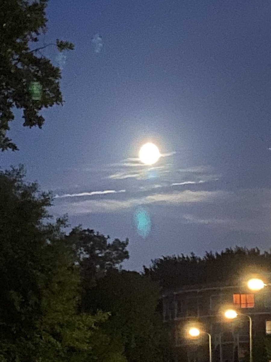 pjer2021's tweet photo. Wat gek toch! Je zou bijna geloven in dat er meer is tussen hemel en aarde. Zo genomen ‘s avonds laat https://t.co/iOtHKLDuAD