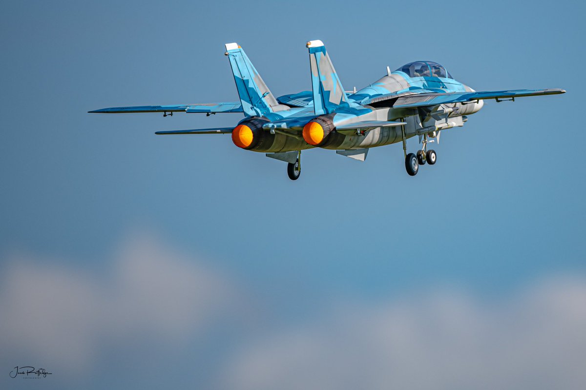 jmrutl01's tweet photo. Happy 4th of July!
I made it out to the RC field yesterday to catch a friend’s aggressor repaint of his Freewing F-14 Tomcat. This image was my favorite.
#motionrc #freewing #rcjet #avgeek https://t.co/iXG9VGLX3W