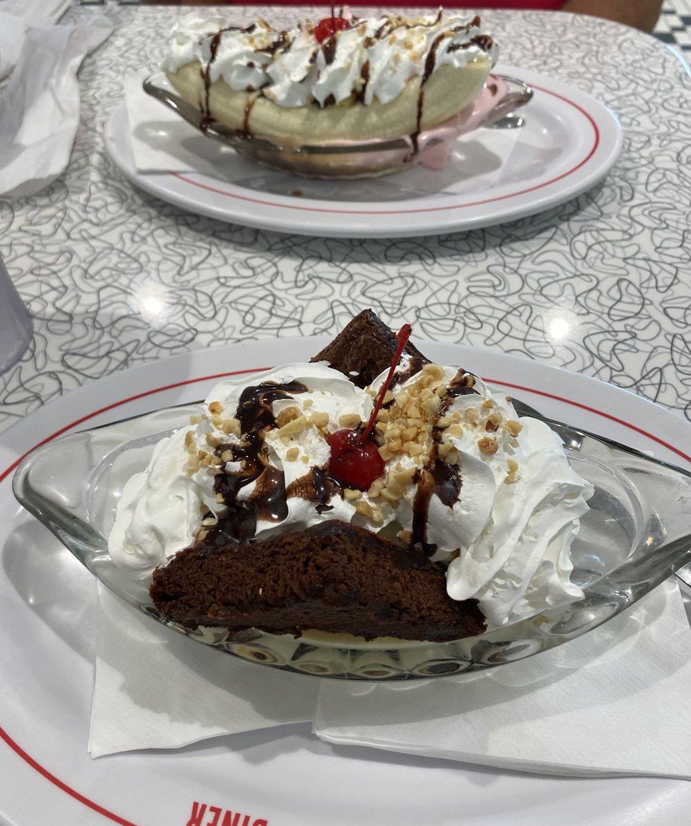 What’s more American than a Banana Split and a Hot Fudge Sundae? Happy Independence Day America! Land that I Love!❤️🇺🇸💙