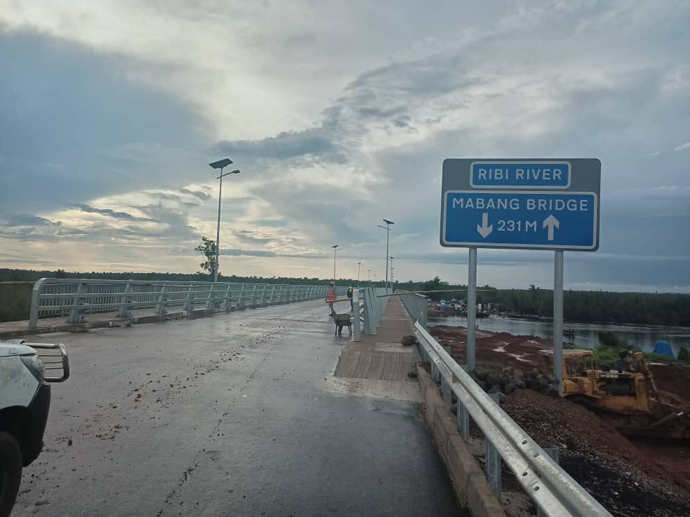 AmbroseJames12's tweet photo. The new double lane 231 meters Mabang bridge, ready for commissioning on 8 July 2022. GOSL - EU cooperation #NAOSL #EUSierraLeone @kaikaifm @PKMuana1 @jalloh_tanu https://t.co/zsKDlGEeEh
