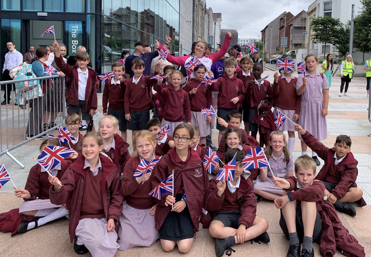 KSPHead's tweet photo. @KingPlymouth Y4 had a fabulous morning watching the #Commonwealthgames2022 baton arrive in Plymouth. They were joined by Miss Lara who ran one of the legs! They enjoyed meeting the Lord Mayor and Town Crier, afterwards they visited @theboxplymouth exploring several exhibits. https://t.co/4kKC6O2iyF