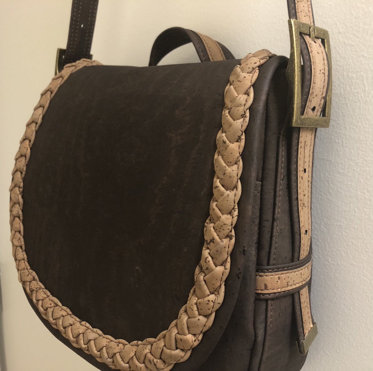 UrbanStitcher's tweet photo. New in #UrbanStitcher Etsy shop! #handmade, all cork Maddy Saddle Bag adjusts from #shoulderbag to #crossbodybag.  #maggy55patterns  #handmade #corkbag #ooak https://t.co/Wb5hd098gX