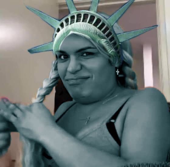 La estatua de la libertad viendo como los chavistas en EEUU celebran el 4 de Julio