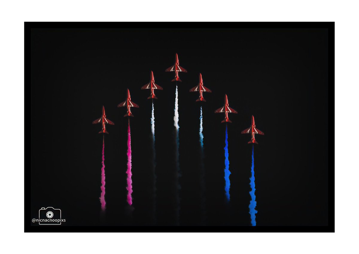 nicnacnoopixs's tweet photo. Finally! this was a pic Iโve had in my head for 3 flaming yrs ๐ lying on a grassy bank in stupid temps I finally got it this year๐Thank god for the @rafredarrows new Jubilee move
#redarrows #redarrowsdisplay #aircraftphotography #nikonphotography #silverstone #britishgrandprix https://t.co/tMZYz8ugVw