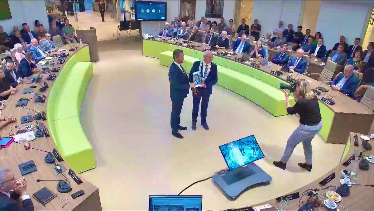 gemraadhia's tweet photo. 🔔 Vanavond vergaderde de #gemeenteraad @gemeentehia 2018-2022 voor het laatst. In deze #raadsvergadering overhandigde formateur van het nieuw college @ajflach het #collegeprogramma 2022-2026 aan burgemeester @janheijkoop
#SamenVoorAmbacht
https://t.co/NEUEHajvE9 https://t.co/uxqVTa2Mgq