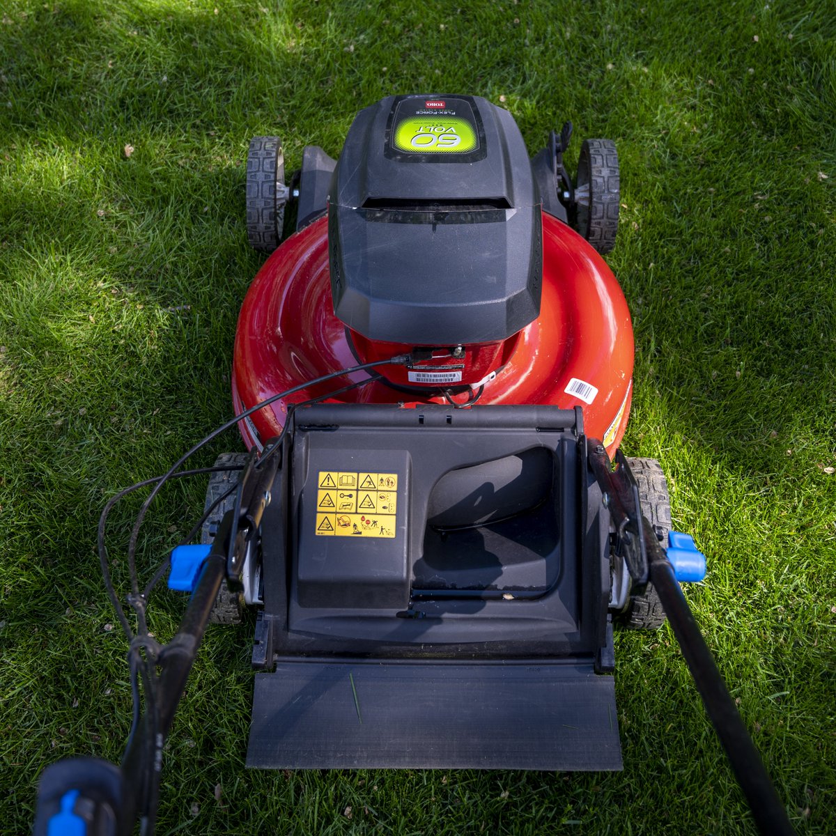 CityofEdmonton's tweet photo. Do you #GoBagless? Enter the Go Bagless social media contest! The grand prize is a $200 gift card to any City of Edmonton attraction. To enter to win, post a photo of your bagless mower and grass clippings on Instagram or Twitter & use the hashtag #IGoBagless before August 7! 1/2 https://t.co/x0DOzIB5rK