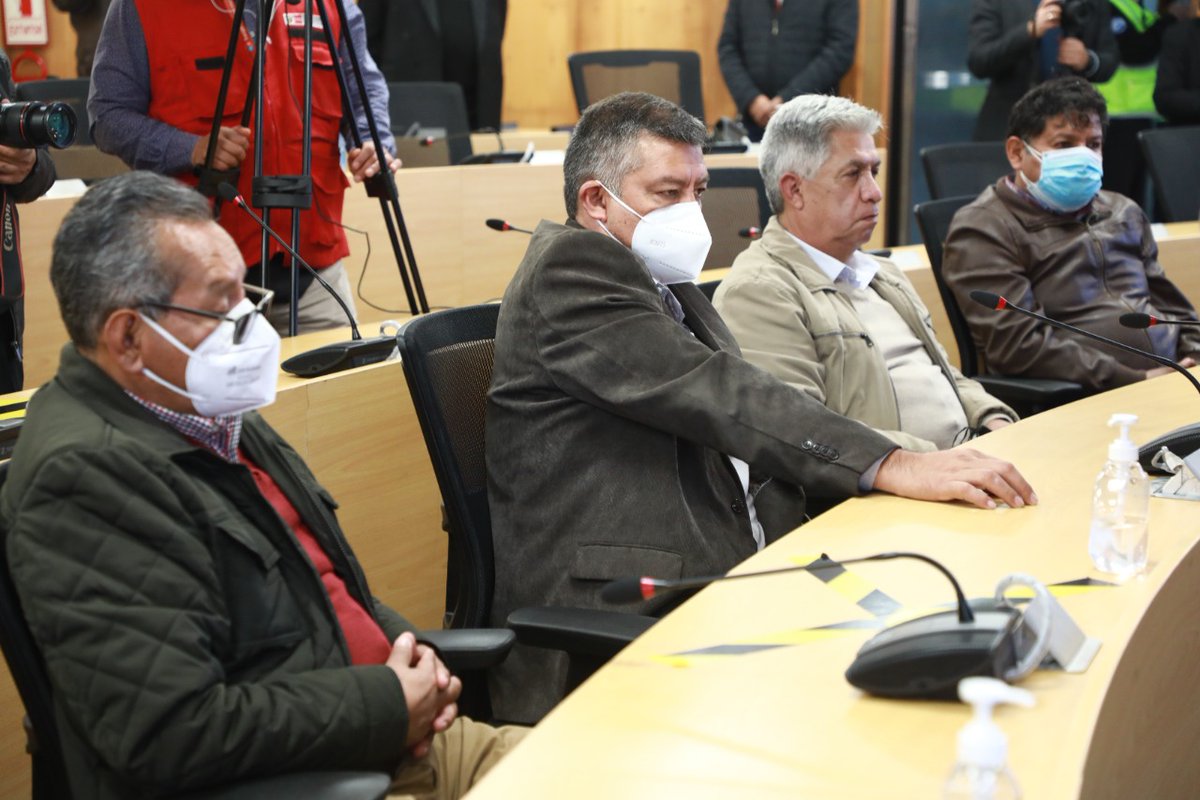 MTC_GobPeru's tweet photo. Se impuso el diálogo. Tras conversaciones con el viceministro de Transportes, Luis Rivera, los dirigentes de transporte urbano de Lima y Callao, que ayer no suscribieron el acta de acuerdos para levantar el paro, decidieron firmar hoy el documento. https://t.co/jg6NDDRR7n
