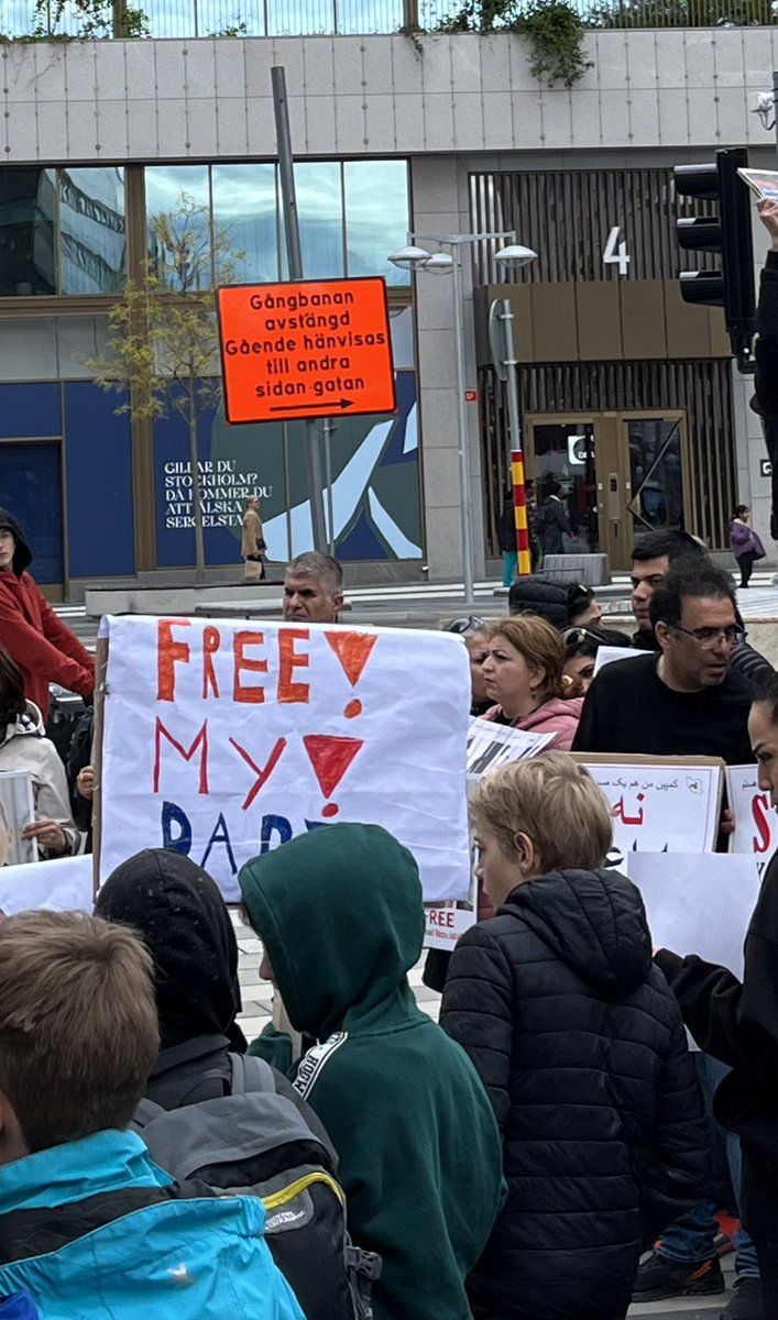 Free_Djalali's tweet image. Ahmadreza Djalali ‘s 10 year old son standing in a protest holding a sign saying “Free my dad”#Djalali #FreeDjalali #SaveAhmadreza #HumanRights