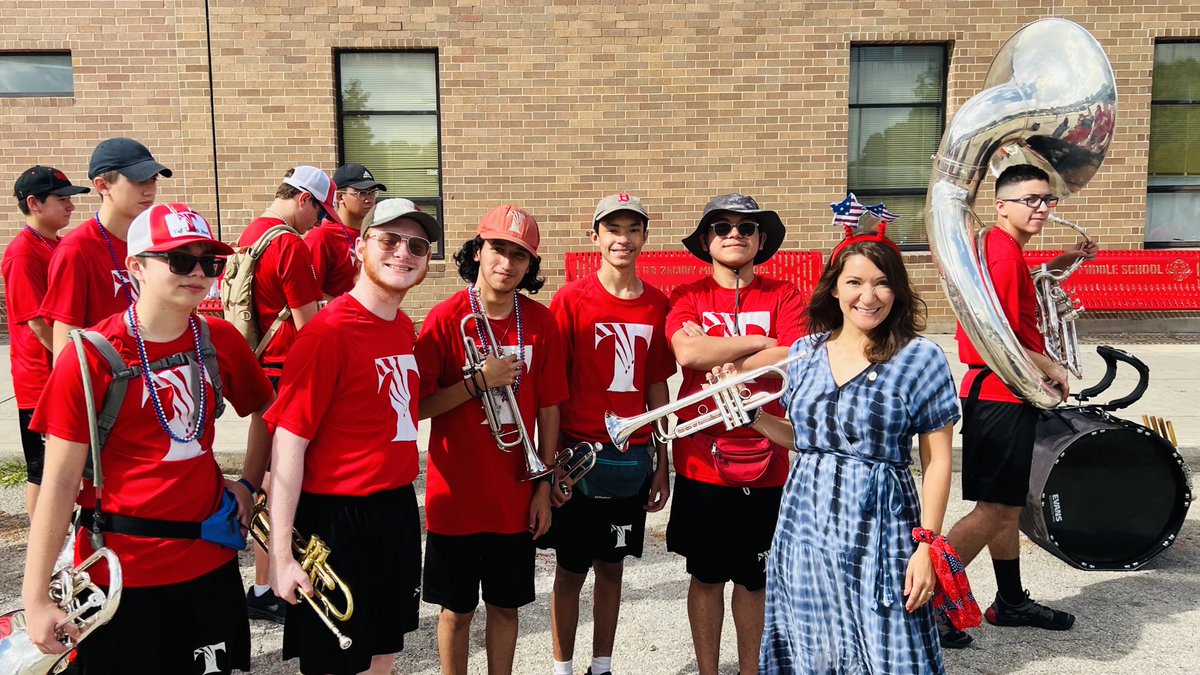 melissaforsa's tweet photo. Started my day with (my Alma mater) Taft High School’s Raider band! 🎺 Stay safe!

#Classof92
#trumpets4ever
#TeamMCH https://t.co/JX0j3fbqaR