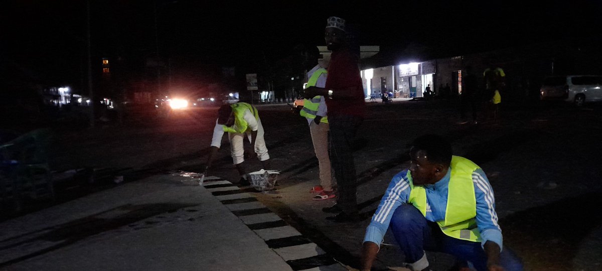 ICOPEsomalia's tweet photo. We encouraged @UBDCsomalia team to promote continuing the roadside colouring in Cadaado, Galmudug. The team started this as local volunteering to increase road safety and environmental better conditioning. #Environment #Galmudug https://t.co/d6zQiWsOiR