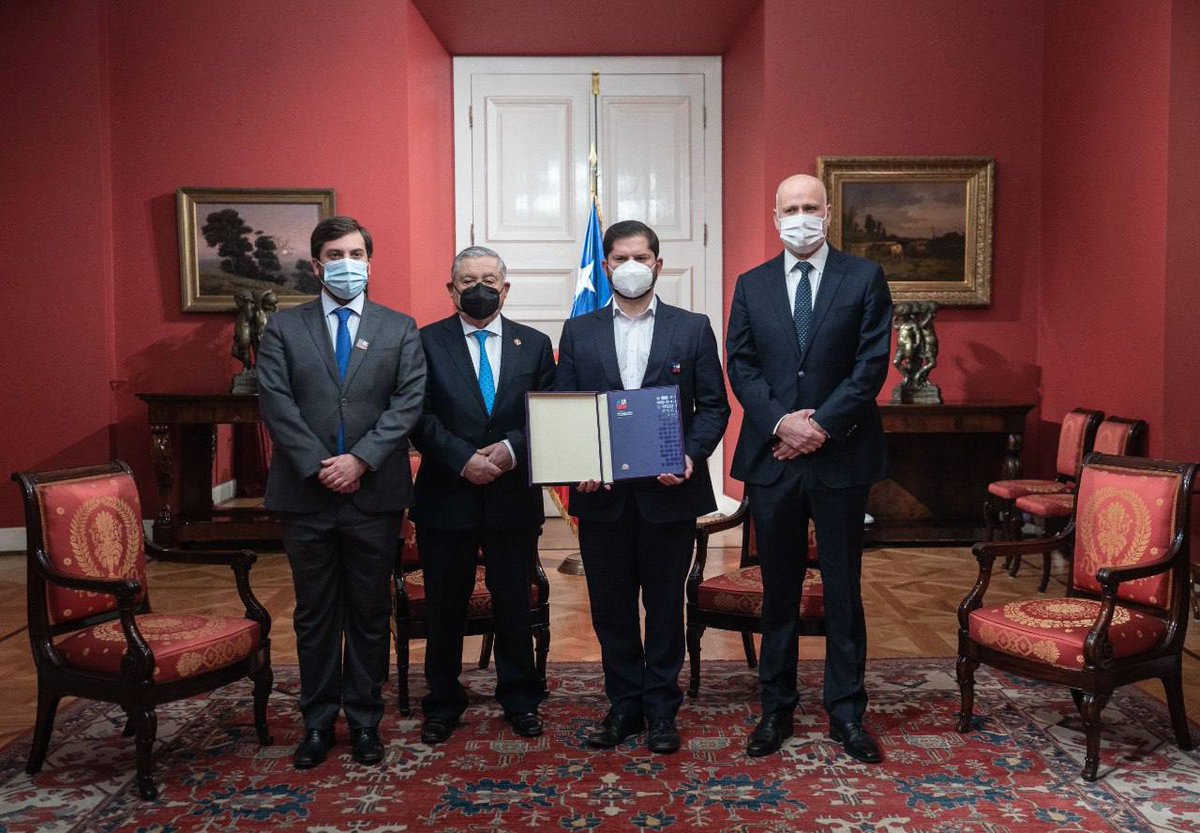 Archivo20222026's tweet photo. En el marco de la entrega de la propuesta de la nueva Constitución, Presidente @gabrielboric se reunió hoy con los presidentes del @Senado_Chile, de la Corte Suprema y de la @Camara_cl de diputadas y diputados. https://t.co/XQa4BW72rf