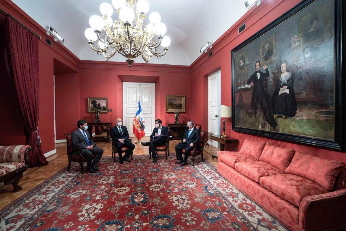 Archivo20222026's tweet photo. En el marco de la entrega de la propuesta de la nueva Constitución, Presidente @gabrielboric se reunió hoy con los presidentes del @Senado_Chile, de la Corte Suprema y de la @Camara_cl de diputadas y diputados. https://t.co/XQa4BW72rf