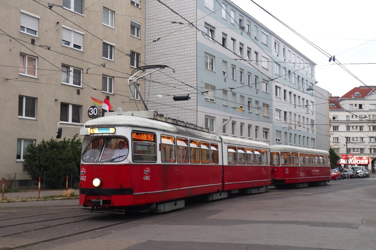 DerGrafikfehler's tweet photo. Ein trauriger und ehrenloser Abschied war das am vergangenen Freitag, als der letzte E1 den Linienverkehr beendete. Bis auf die blaue Scheibe am letzten Zug nichts. GAR NICHTS. #gehtgarnicht #RIPE1 #wienerlinien #ungewürdigt https://t.co/DIdTt5bpyi