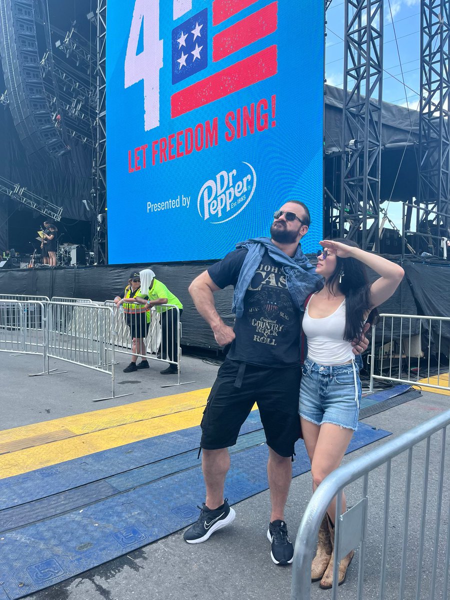 DMcIntyreWWE's tweet photo. Warming up the crowd and talking all things Johnny Cash, Nashville, Merica &amp; #Summerslam before things kick off with #LetFreedomSing on Broadway @visitmusiccity

Happy birthday America 🇺🇸 https://t.co/ym8KNGIdoT