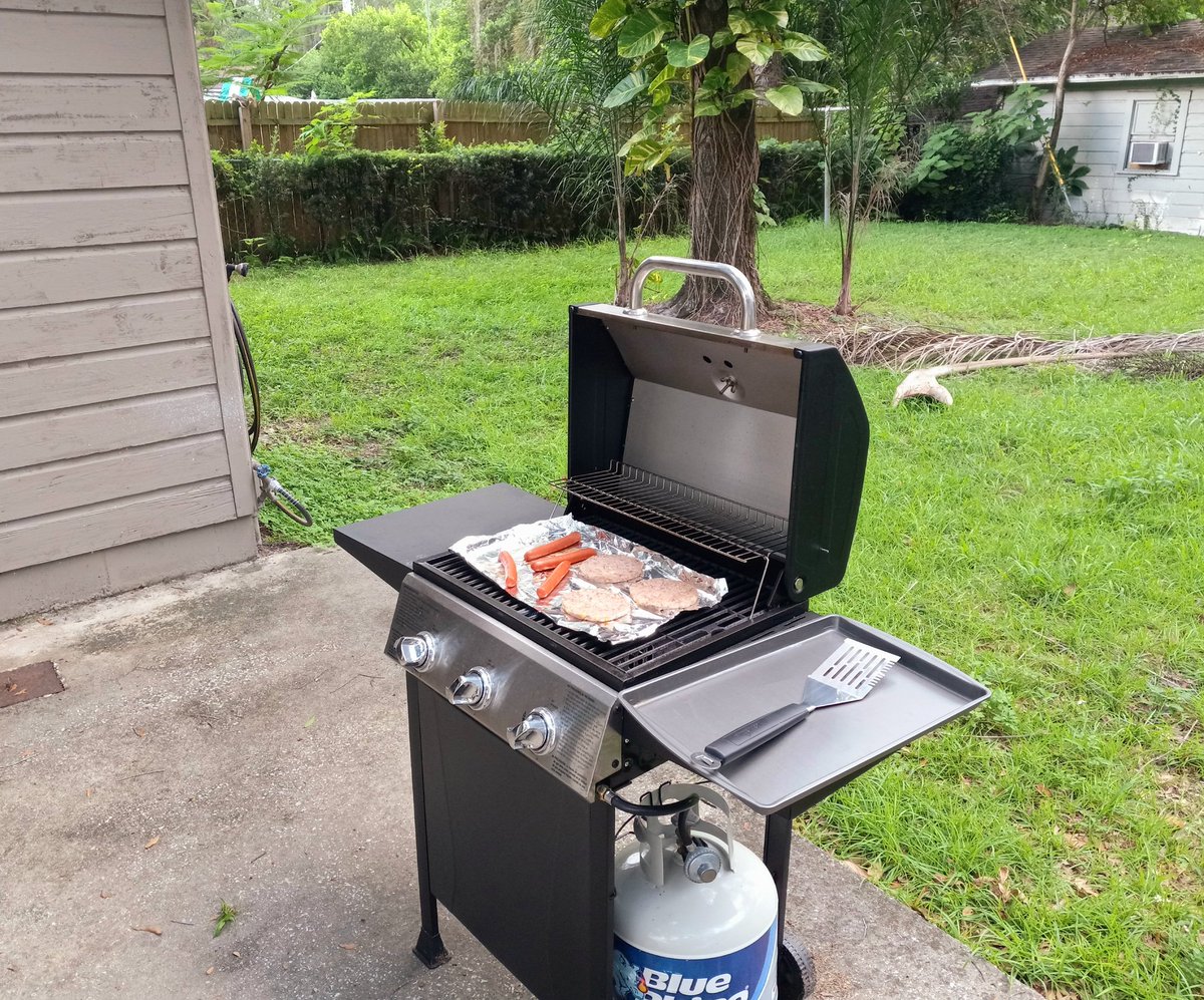 Chrispy0515's tweet photo. Cooking it up at my house on the 4th is as American as apple pie and fireworks! #July4th #CookingOut https://t.co/dcpfI8DLGL