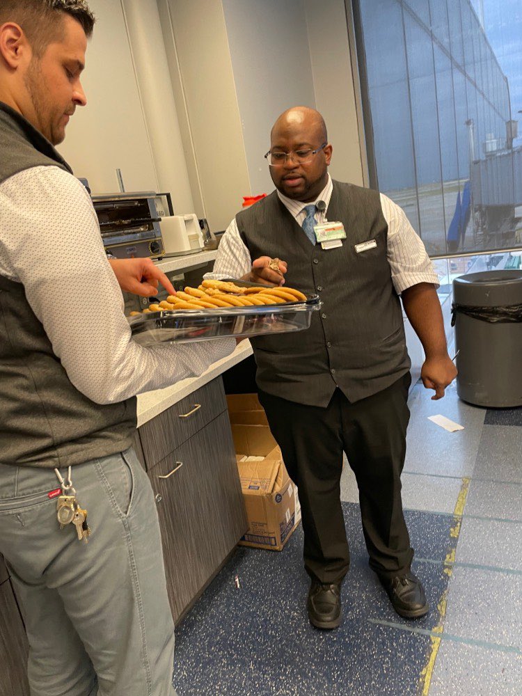 UALCONQR's tweet photo. COOKIES &amp; GRATITUDE! ORD C side supervisors showing our agents appreciation for all that they do everyday. #GoodLeadsTheWay #United #BeingUnited @MikeHannaUAL @JMRoitman @pastamama13 @OmarIdris707 @amgabb @rickvual https://t.co/TfBkVyTcM7