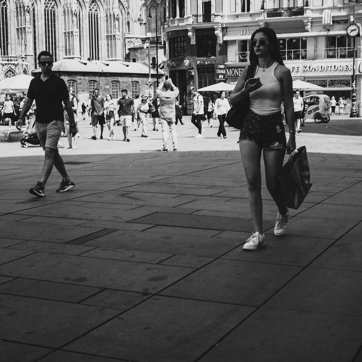 hans_berndl's tweet photo. watching and watched … Vienna, Austria
#streetphotography 
#urbanphotography 
#hyperfocal 
#LeicaT 
#TTArtisan28mmf56 
1/2000 sec at f/8, ISO 100 https://t.co/oSUjVHyaqs
