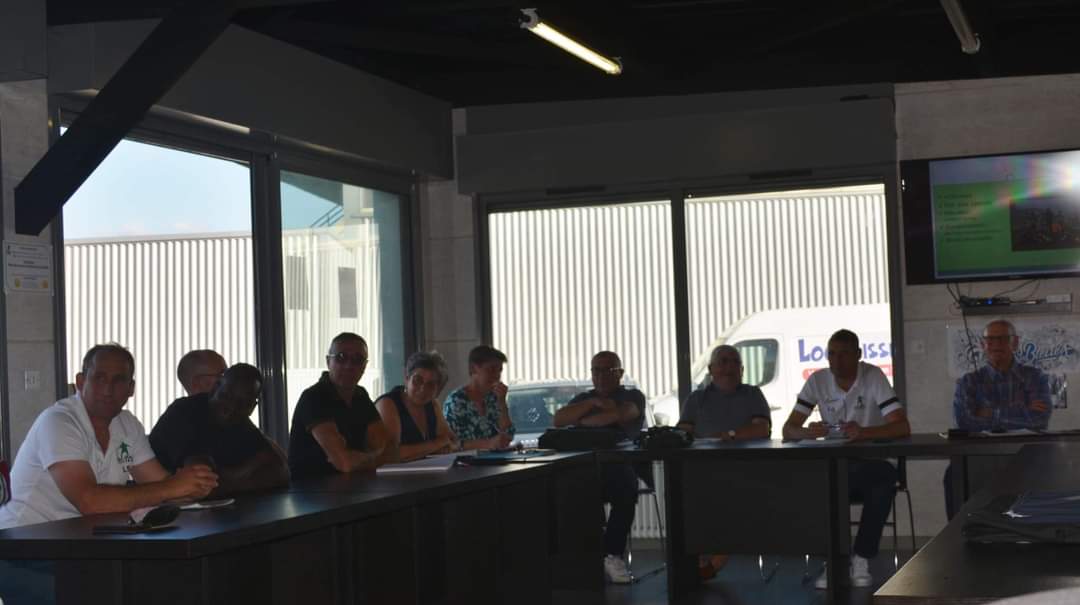 USVibraye's tweet photo. Petit retour en photos sur l'Assemblée Générale du club qui s'est déroulée ce vendredi dernier 😋

Avec un bilan sportif très satisfaisant (maintient de la A en R3, montée de la B en D2, mais également les sections jeunes à la section vétéran et la création d'une équipe féminine) https://t.co/YZR5YWgZ39