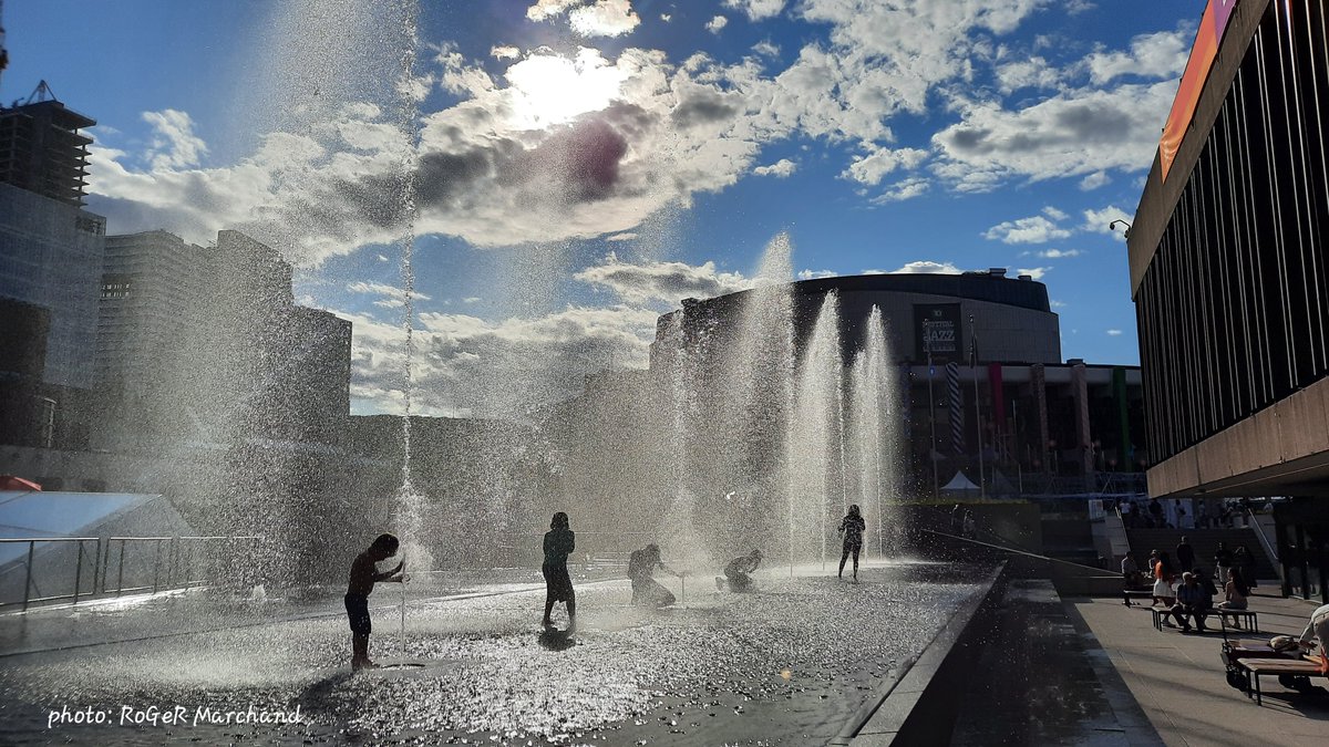 Larpvtv's tweet photo. Ha les belles journées d'été à Montréal. 
#mtl #montreal #montréal #mtlview #summer #ete2022 #LaPVVtv #Rogiciel https://t.co/UObAFUDIMn
