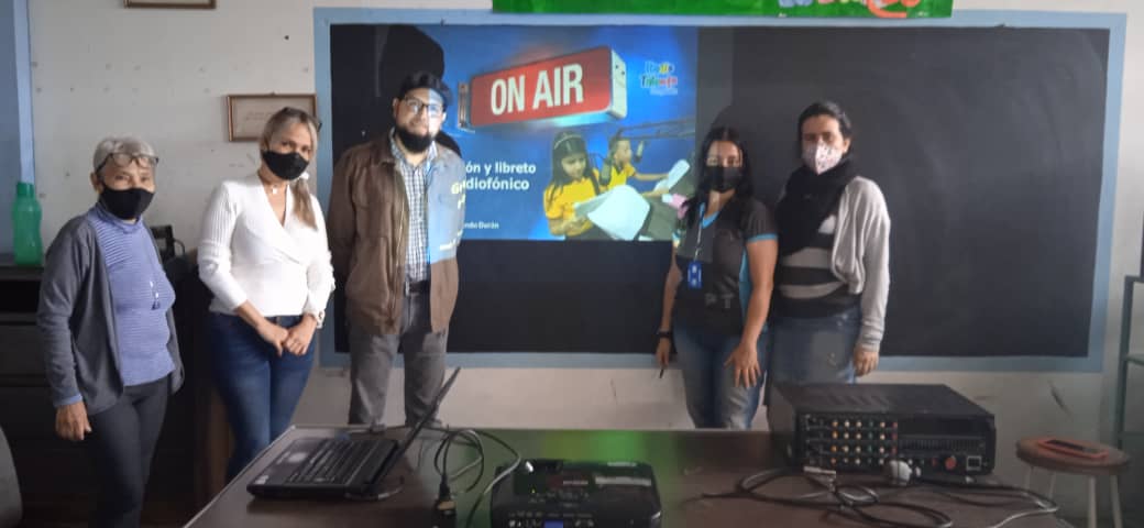 DirEduTachira's tweet photo. #4Julio Profesor Armando Durán, del @crauetdt dicta "Primer taller de producción y libreto radiofónico", a docentes de Recursos Para el Aprendizaje de Escuelas Estadales.

@YuniorClavijoM @FreddyBernal @Gob_Tachira @KaremDeBernal @jghuerfanoo @BermudezJoseA @INTEDUCA_GDT https://t.co/wXoShCnkqy