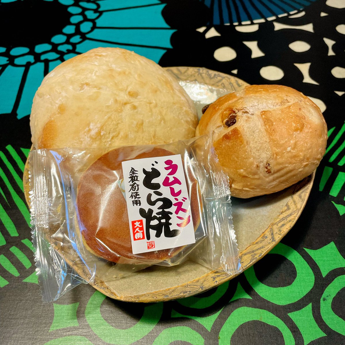 nutsart's tweet photo. {🌏GM🌎GN🌍
今日の朝食はオシャレなパンとラムレーズンどら焼🥐
#breakf #Helloworld https://t.co/v6mbgjXRZK