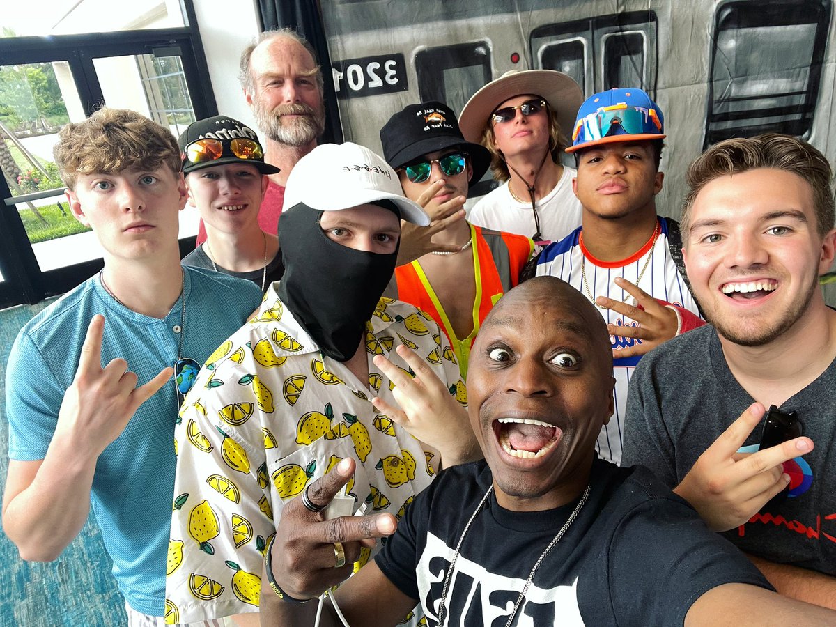 skerritbwoy's tweet photo. Yooo, my team is officially out here!! So good connecting with my squad from #Life2016 again. Shout out to the entire @pineknollsalliance. The #JesusParty about to be 🔥🥳✝️🙌🏿🙌🏻🙌.
.
#Life2022 #AllianceYouth #NyackCollege @cmallianceyouth @nyackcollege. https://t.co/8EVHHtRSwU
